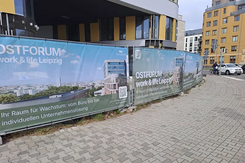 Neue Bauzaun-Planen am OSTFORUM montiert